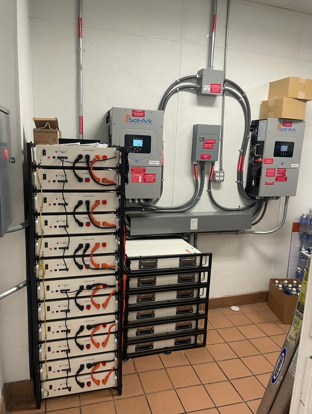Tillförlitlig energi för bensinstationer: Hicorenergy 90 kWh batterisystem driver Kalifornien bränslestationer