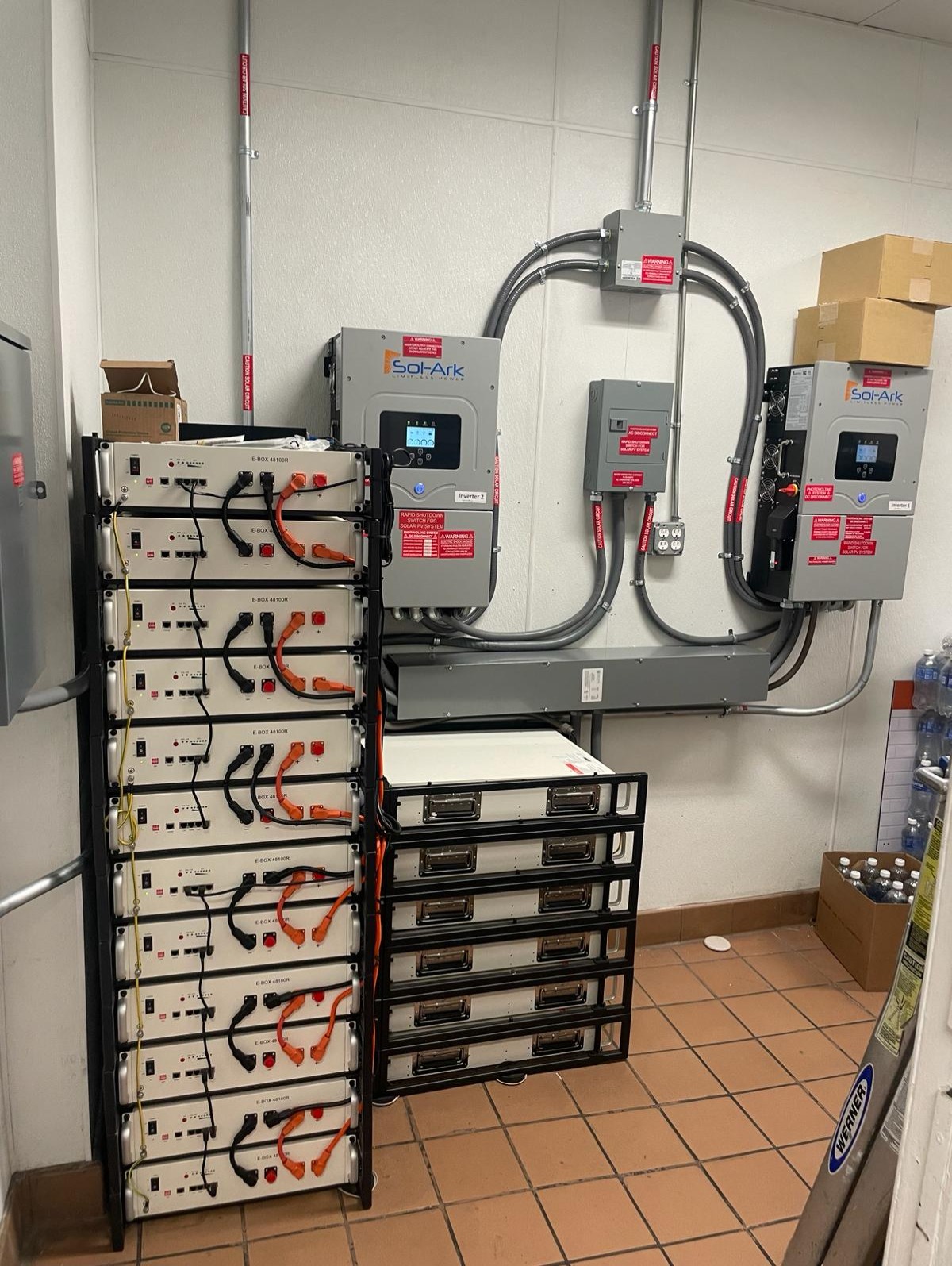Tillförlitlig energi för bensinstationer: Hicorenergy 90 kWh batterisystem driver Kalifornien bränslestationer